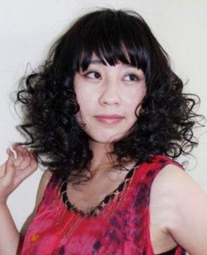 女生螺旋燙滿頭小卷發型圖片夸張又搶眼卷發發型