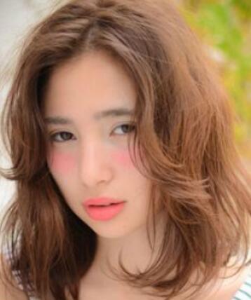 適合圓臉卷發發型圓臉女生就這樣變潮流