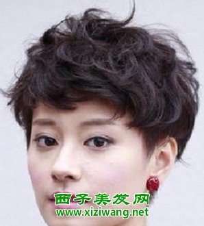 女生短發(fā)自來卷如何打理