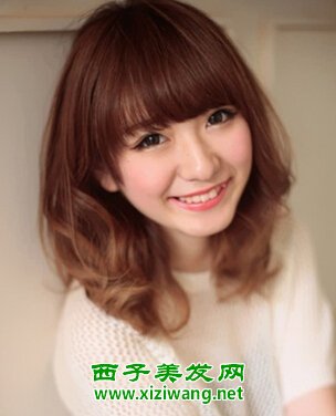 2022中長(zhǎng)發(fā)齊劉海燙發(fā)發(fā)型