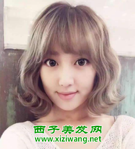 女生超短齊劉海燙發(fā)發(fā)型圖片時尚又好看