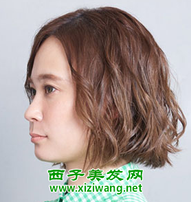 2022年女生時尚燙發發型圖片