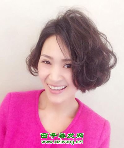 2022年適合圓臉的短發燙發圖片