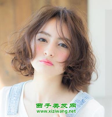 2022年適合圓臉的短發燙發圖片