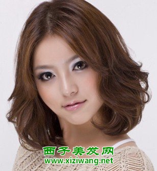 適合圓臉女生的中分中短發(fā)燙發(fā)發(fā)型