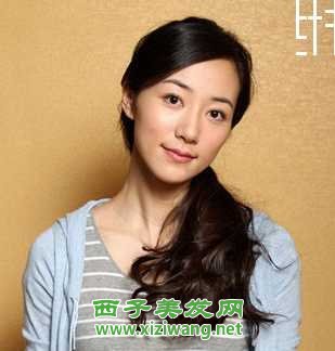 最新女生長發(fā)卷發(fā)發(fā)型圖片