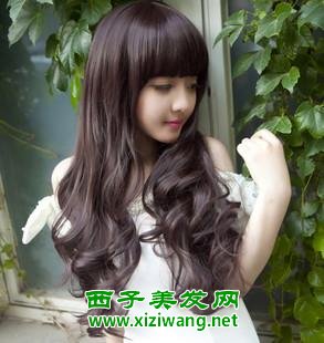 女生中長頭發(fā)梨花燙圖片時尚又洋氣感覺