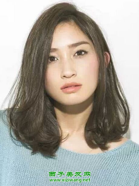 2022年女生圓臉齊劉海齊肩卷發