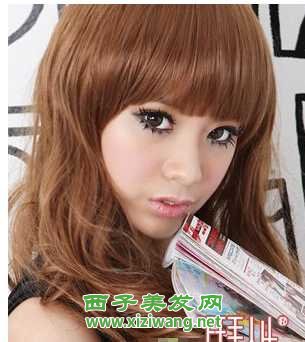 個(gè)性女生長卷發(fā)發(fā)型圖
