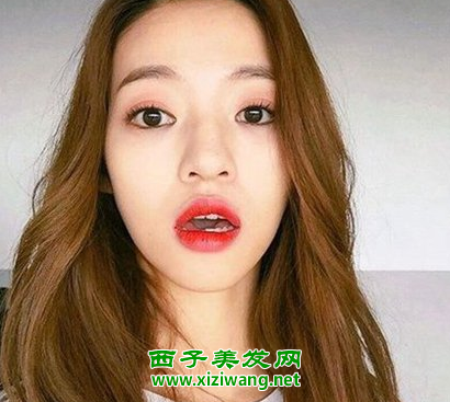 女生中分外翻卷發發型圖片