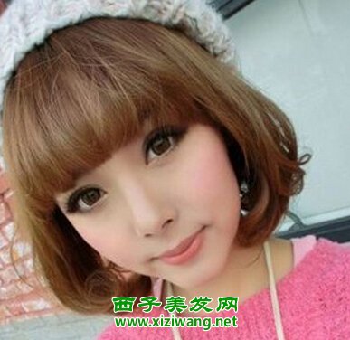 俏皮女生的可愛短發燙發發型