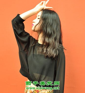 中發水波紋燙發圖片新穎個性的女生燙發型