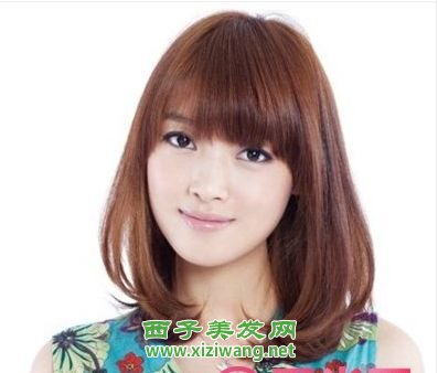 2022女生中短卷發(fā)發(fā)型圖