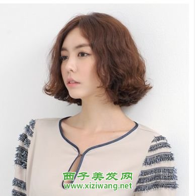 2022女生中短卷發(fā)發(fā)型圖