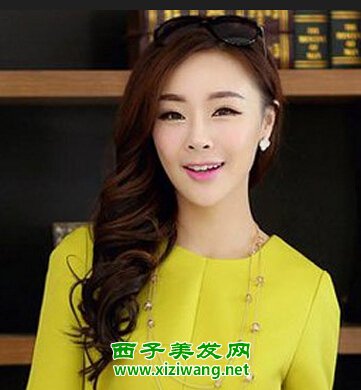 女生側邊長卷發圖片設計時尚優雅