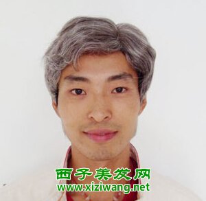 男士三七分自然卷發(fā)型造型輕松變帥氣職場男