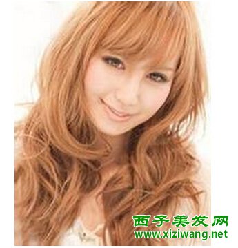 金黃色大卷發(fā)型圖片頭發(fā)顏色個(gè)性又搶眼