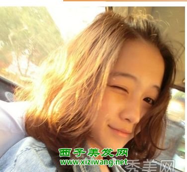 蘿莉女生的好看卷發發型圖片
