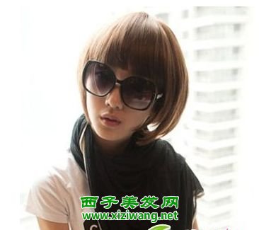 女生蓬松短卷發發型圖片