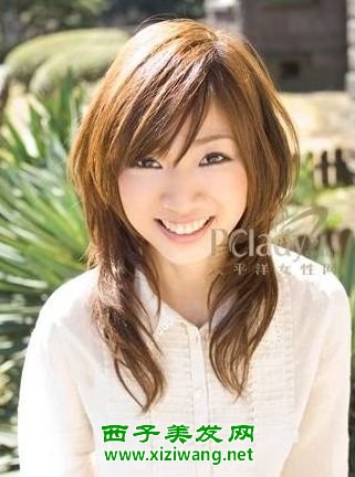 適合女生旅游發(fā)型_斜劉海中長卷發(fā)