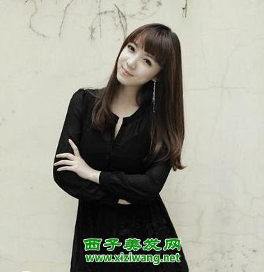 女生黑色長發卷發發型圖片而小女生迅速變時尚