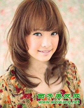 女生發梢微卷的發型欣賞清純又有味道