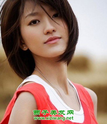 氣質(zhì)短發(fā)美女街拍照片