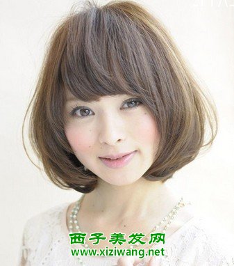 氣質(zhì)短發(fā)美女街拍照片