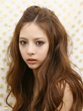 女生波浪卷長發(fā)發(fā)型打造浪漫時尚俏佳人