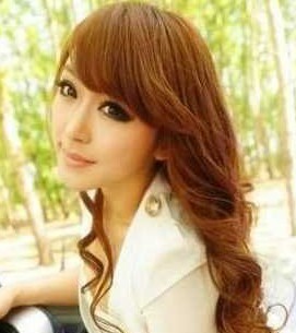 年輕女生斜劉海長卷發(fā)型圖片彰顯熟女魅力