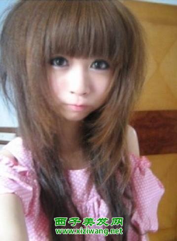 簡單時尚的女生長發(fā)卷發(fā)適合20歲女生卷發(fā)造型