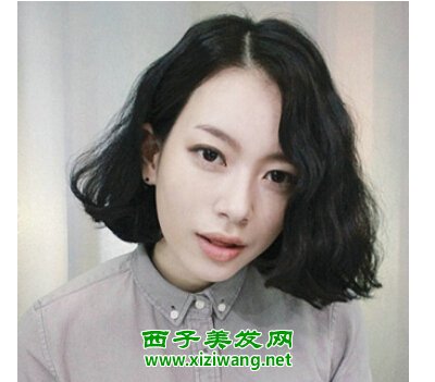 簡(jiǎn)單洋氣的偏分短卷發(fā)發(fā)型圖片