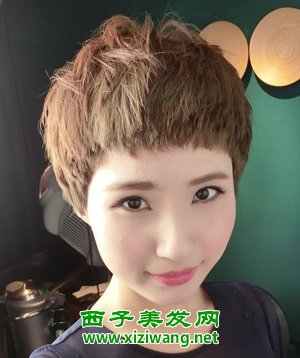 2022年流行齊劉海女短發圖片