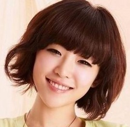 今年流行什么女生短發(fā)型來看熟女蓬松短發(fā)型