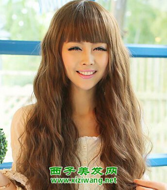20歲女生平劉海大卷發型圖片俏皮又潮流