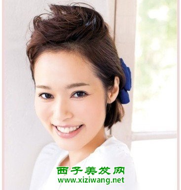 女生夏季短卷發怎么扎好看