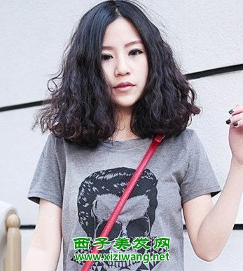 潮女都愛的中分卷發發型圖片