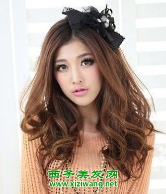 潮女都愛的中分卷發發型圖片
