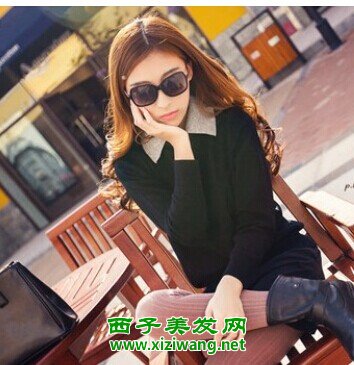 女生小波浪中分卷發發型