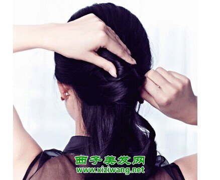 女生冬天卷發怎么扎好看