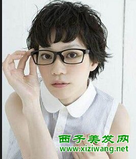 帶眼鏡孕婦短發發型圖片簡單又清新