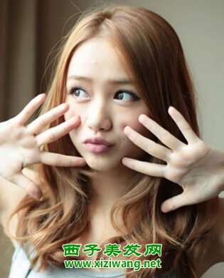 女生中波浪中分卷發發型圖片