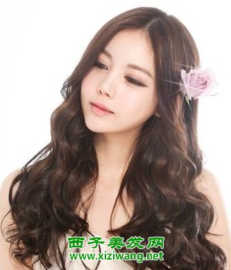 女生中波浪中分卷發發型圖片