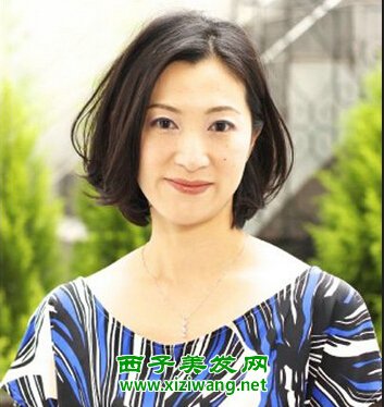適合中年女性短發發型時尚燙發增添知性美