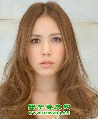 中長發中分卷發發型有的就是熟女潮流氣息