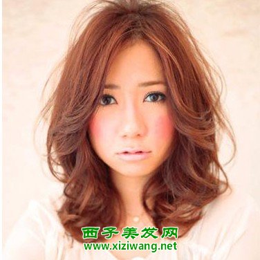 小臉型中分卷發(fā)發(fā)型嫵媚風格中分卷發(fā)發(fā)型