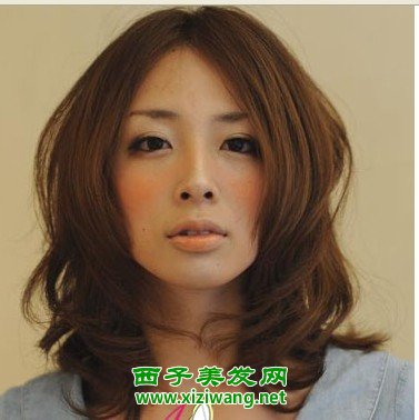 小臉型中分卷發(fā)發(fā)型嫵媚風格中分卷發(fā)發(fā)型