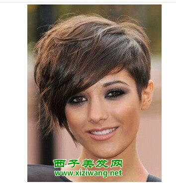 女生不對稱短發發型的圖片
