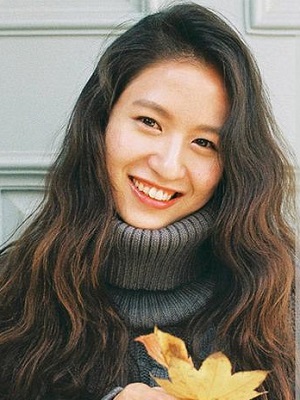 女生冬季長卷發發型彰顯浪漫洋氣氣質