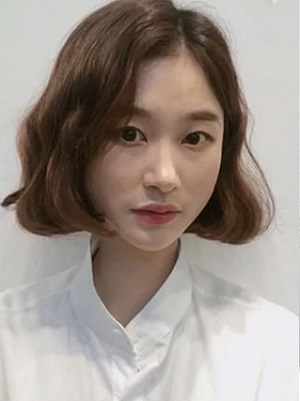 今年流行什么燙發女生發型發根燙減齡又顯臉小